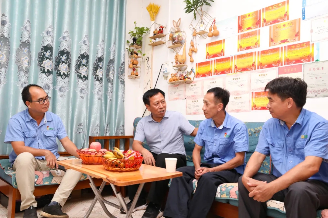 开云官方网页版-开云online(中国)
省总工会到开云官方网页版-开云online(中国)
开云官方网页版-开云online(中国)走访慰问全国劳模朱平